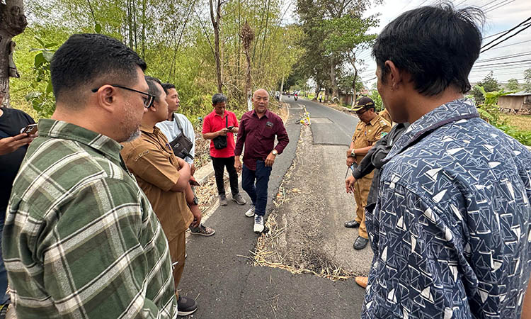 DISOAL: Pemotongan lapisan aspal lama yang dianggap terlalu dalam oleh anggota dewan. Mereka geram, lantaran membahayakan pengguna jalan.