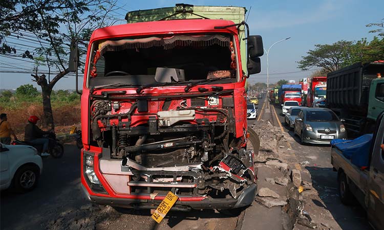 Kondisi salah satu truk yang terlibat tabrakan beruntun di Bangil, Kabupaten Pasuruan. (Mokhamad Zubaidillah/ Radar Bromo)