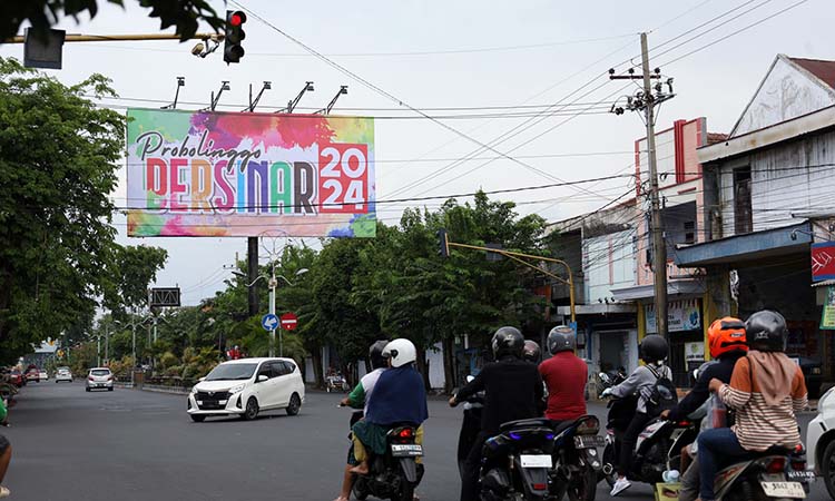PICU POLEMIK: Reklame bertuliskan Probolinggo Bersinar 2024 yang kini jadi pergunjingan. Bawaslu sebut bukan APK, ada dugaan terkait LGBT. (Zainal Arifin/ Radar Bromo)