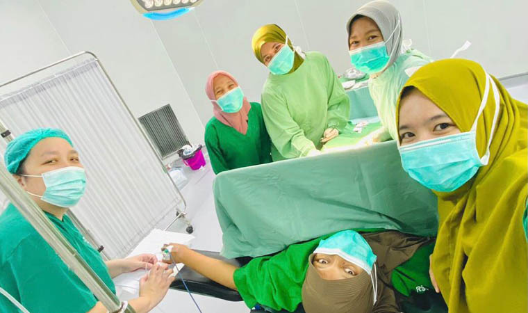 WANITA SEMUA: Operasi yang dilakukan melalui program Srikandi Ber-bestie. Seluruh tenaga medis mulai dokter hingga perawat berjenis kelamin sama dengan pasien.