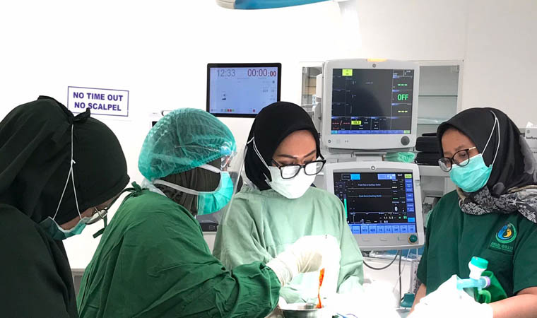 WANITA SEMUA: Operasi yang dilakukan melalui program Srikandi Ber-bestie. Seluruh tenaga medis mulai dokter hingga perawat berjenis kelamin sama dengan pasien.