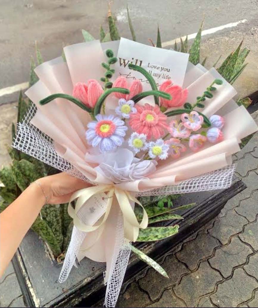 Bucket dari bunga kawat bulu