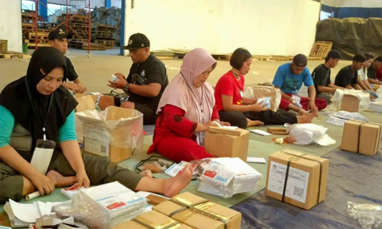 HARUS TELITI: Proses sortir dan lipat suara Pilbup Pasuruan.