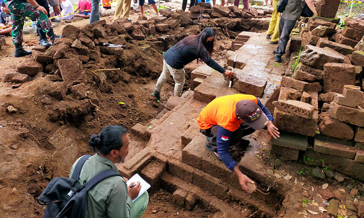 TEMUAN: Kegiatan ekskavasi Candi Kesiman yang ditemukan di wilayah Sukoreno, Kecamatan Prigen, beberapa waktu lalu. Rencananya, bulan ini akan kembali dilakukan ekskavasi tersebut.