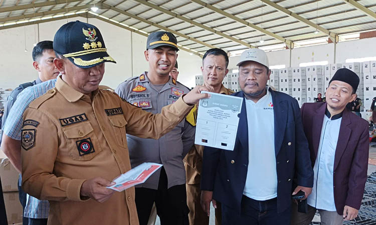 DICEK: Pj Bupati Probolinggo, Ugas Irwanto memperlihatkan template alat untuk disabilitas saat di gudang KPU Kabupaten Probolinggo, Selasa (5/11).