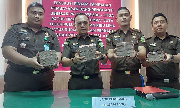 DIKEMBALIKAN KE NEGARA: Kajari Kota Probolinggo didampingi Kasi Pidsus, Kasi Intel dan Kasi BB menunjukkan uang pengganti Rp 354 Juta yang berhasil dieksekusi.
