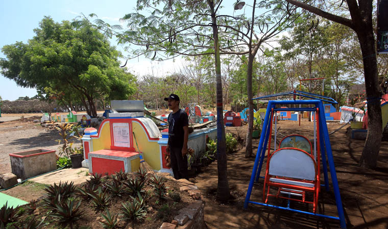 BERSIH: Makam China yang selalu terawat dan lengkap akan fasilitas tempat bermain.