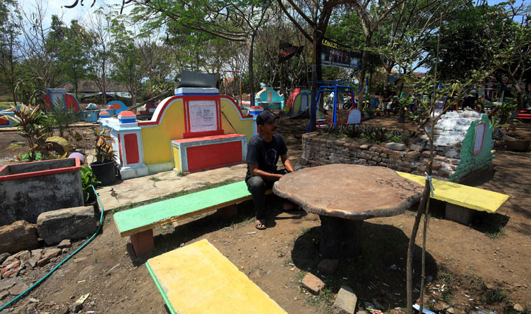 WARNA-WARNI: Makam China di Dusun Magersari, Desa Ranuklindungan, Kecamatan Grati yang berwarna dan menyenangkan untuk tempat bersantai.