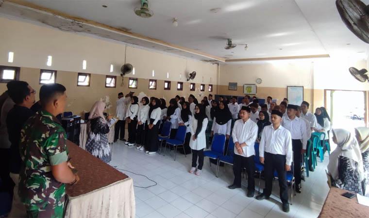 SEREMPAK: Pelantikan KPPS di Kantor Kelurahan Kebonsari Wetan, Kecamatan Kanigaran. Ribuan KPPS yang menjadi petugas saat Pilwali Probolinggo, diminta harus melek te