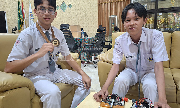 PRETASI INTERNASIONAL: Siswa MAN 1 Pasuruan, Fachri Insan Hidayatullah dan Faishal Fakhri Yaroh menunjukkan karya mereka, kendaraan tanpa pengemudi yang meraih juara&nbsp; pertama dalam Petrosains RBTX Cha