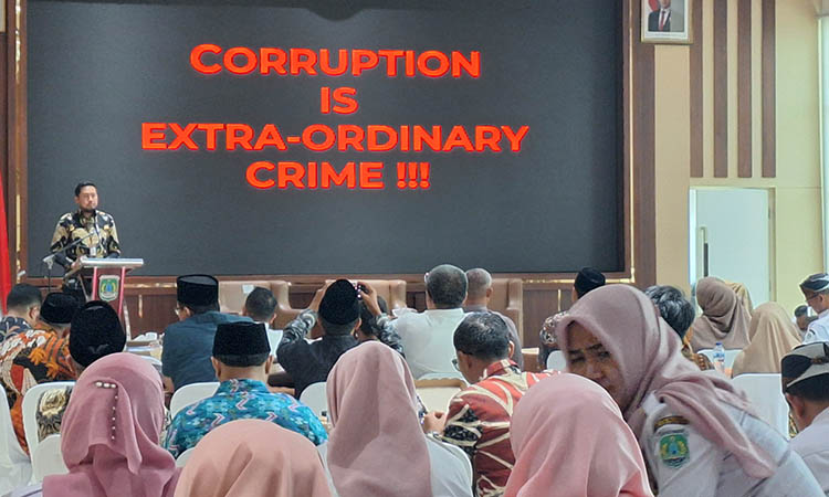 BERI PENCERAHAN: Ketua Satgas Koordinasi dan Supervisi Pencegahan (Kasatgas Korsupgah) Wilayah 3 KPK RI, Wahyudi Narso saat memberikan sosialisasi berkaitan dengan persoalan korupsi.