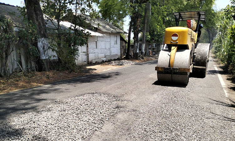 DIKEBUT: Pengerjaan jalan Jetak-Dayurejo, yang tengah dipacu. Sebelumnya, jalan setempat disidak oleh Komisi III DPRD Kabupaten Pasuruan.