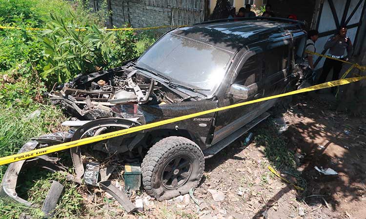 Kondisi mobil Ford Everest ringsek parah usai tertabrak KA Tawangalun di Bugulkidul, Kota Pasuruan. (Mokhamad Zubaidillah/ Radar Bromo)