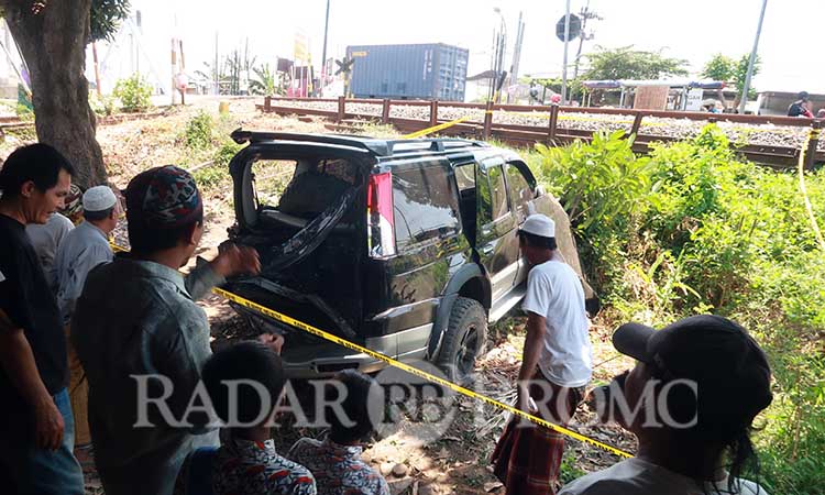 DI-POLICE LINE: Kondisi mobil Ford Everest usai tertabrak KA Tawangalun di Bugul Kidul, Kota Pasuruan, (7/11). (Mokhamad Zubaidillah/ Radar Bromo)