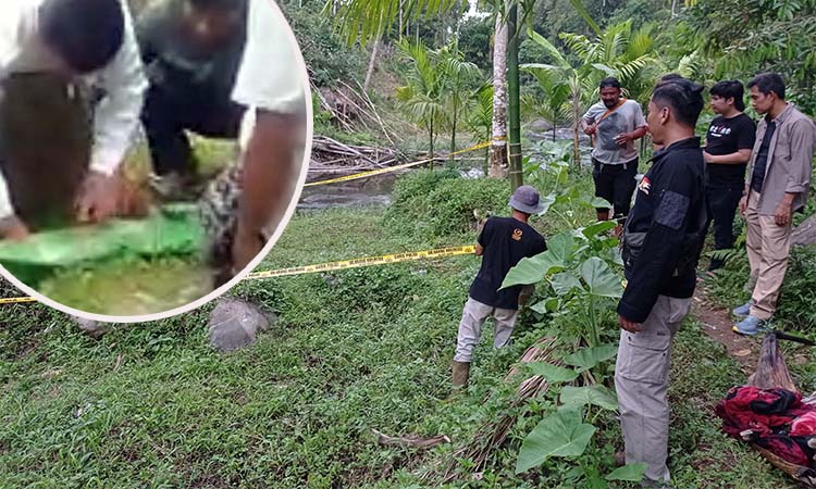 DI-POLICE LINE: Petugas kepolisian memasang garis di lokasi penemuan mayat bayi tanpa tangan di tepi sungai Krucil. Inset warga saat mengevakuasi mayat bayi.