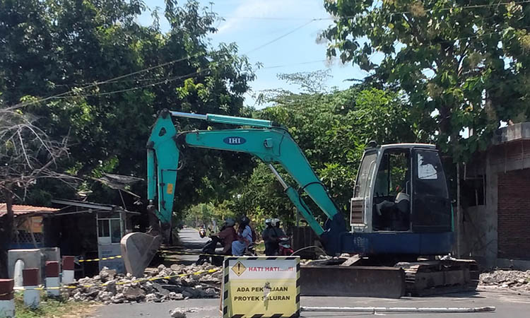 DIBONGKAR: Pembongkaran jembatan yang sudah dituntaskan. Tinggal saat ini, pemasangan pelat jembatan.
