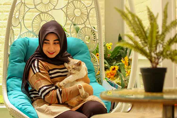 KESAYANGAN: Annisa menggendong salah satu kucing british shorthair. Kucing jenis ini memiliki bulu yang tebal, sehingga nyaman ketika digendong. Harganya juga tinggi, begitu juga biaya perawatannya.