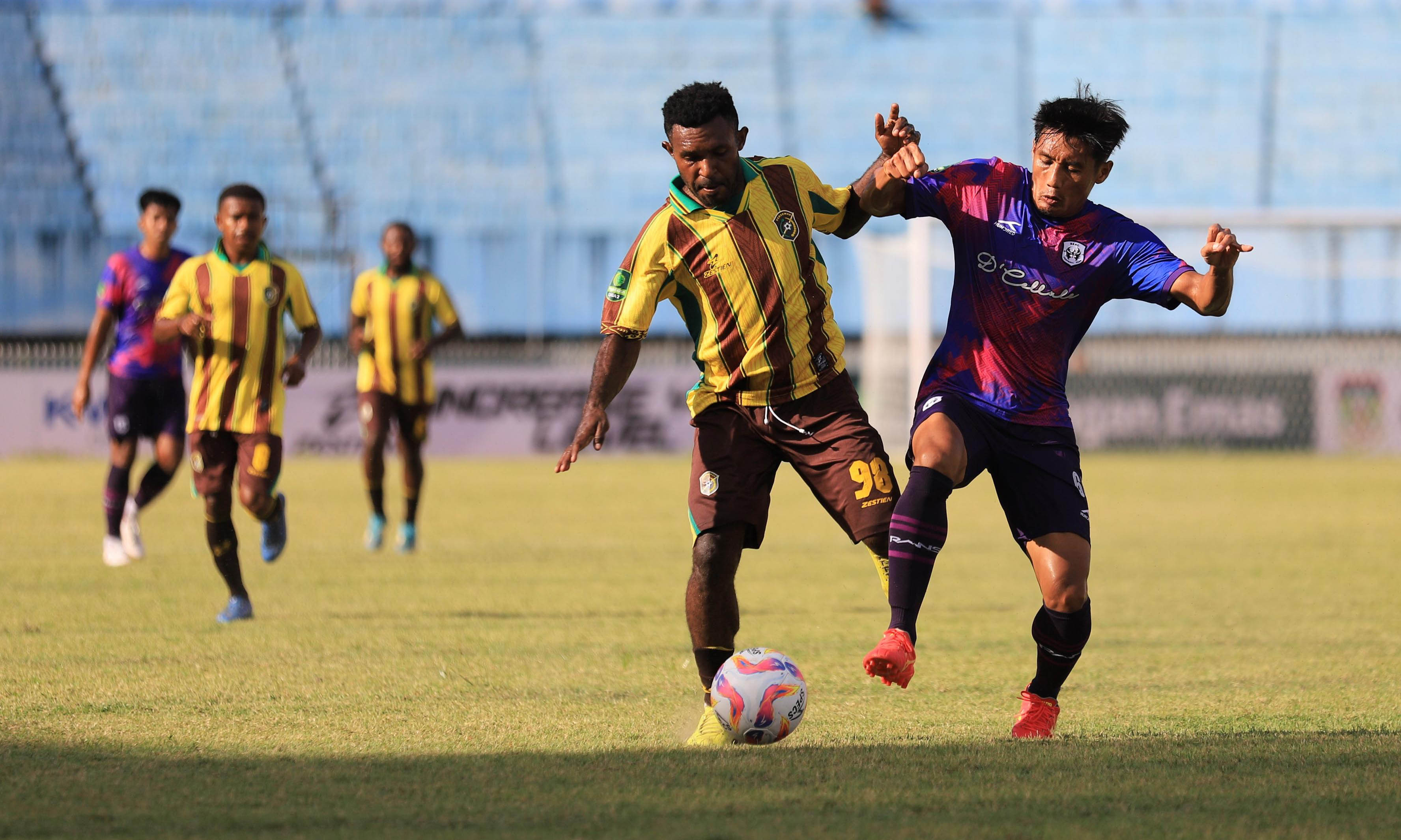 HADANG: Striker Persewar Waropen Samuel Viktor Gwijangge berjibaku dengan defender Rans Nusantara FC Guntur Ariyadi di laga penutup putaran pertama di Stadion Mandala Jayapura, Jumat (8/11).