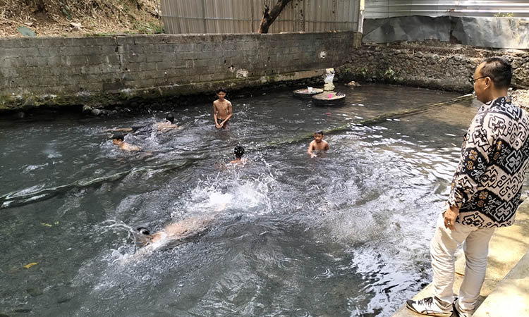 MENYEGARKAN: Sejumlah anak saat mandi di Sumber Klompang. Sumber setempat memang menjadi jujukan untuk mandi, lantaran airnya menyegarkan.