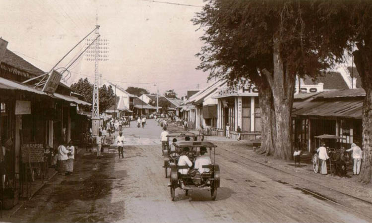 TEMPO DULU: Suasana Jalan Chineesche Voorstraat atau Jalan Pecinan yang kini menjadi Jalan dr Sutomo Kota Probolinggo.