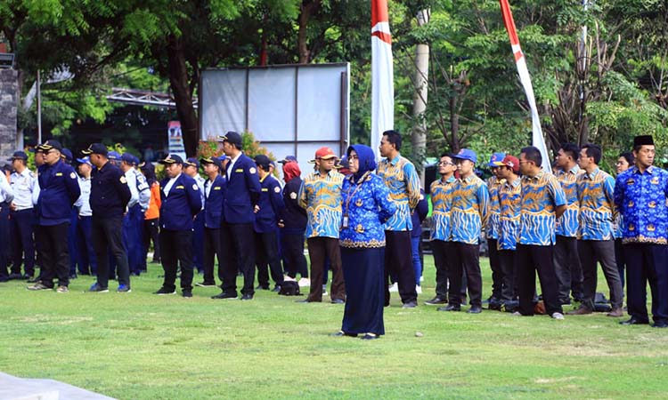 PERINGATI HARI PAHLAWAN: Ratusan ASN saat mengikuti apel peringati hari pahlawan di kantor Bupati Probolinggo, Minggu (11/10).
