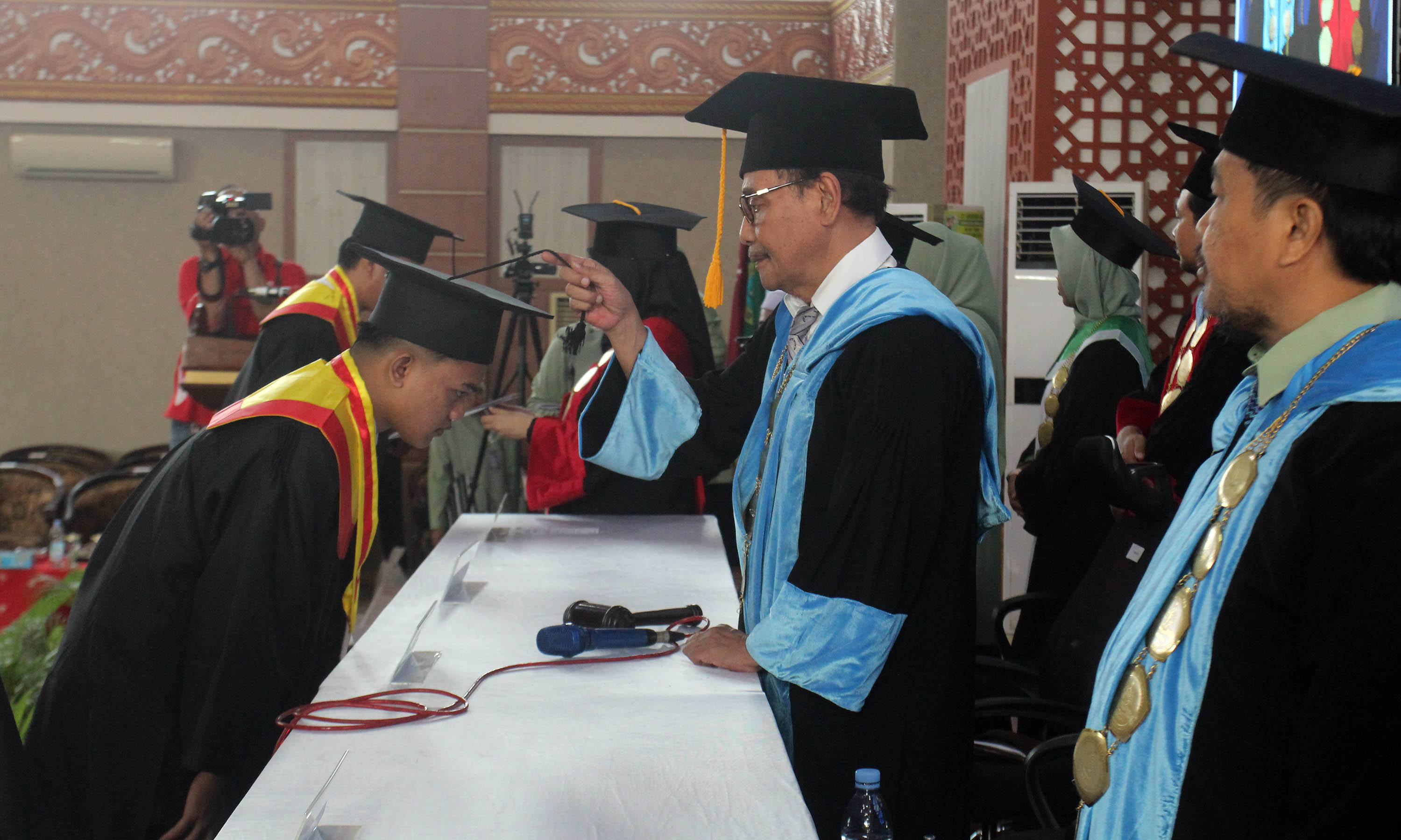 PENGUKUHAN: KH. Moh. Hasan Mutawakkil Alallah, SH, MM mengukuhkan 500 wisudawan dari Unzah, STIH dan Ma&rsquo;had Aly.&nbsp;(Jamaluddin/Jawa Pos Radar Bromo)