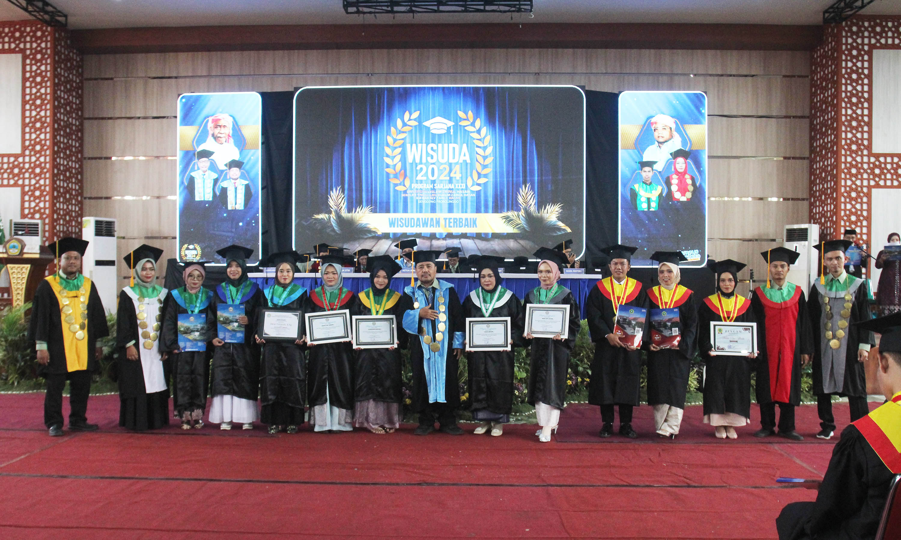 TERBAIK: Para wisudawan terbaik berdasarkan nilai Indeks Prestasi Kumulatif (IPK) berfoto bersama usai mendapat penghargaan.
