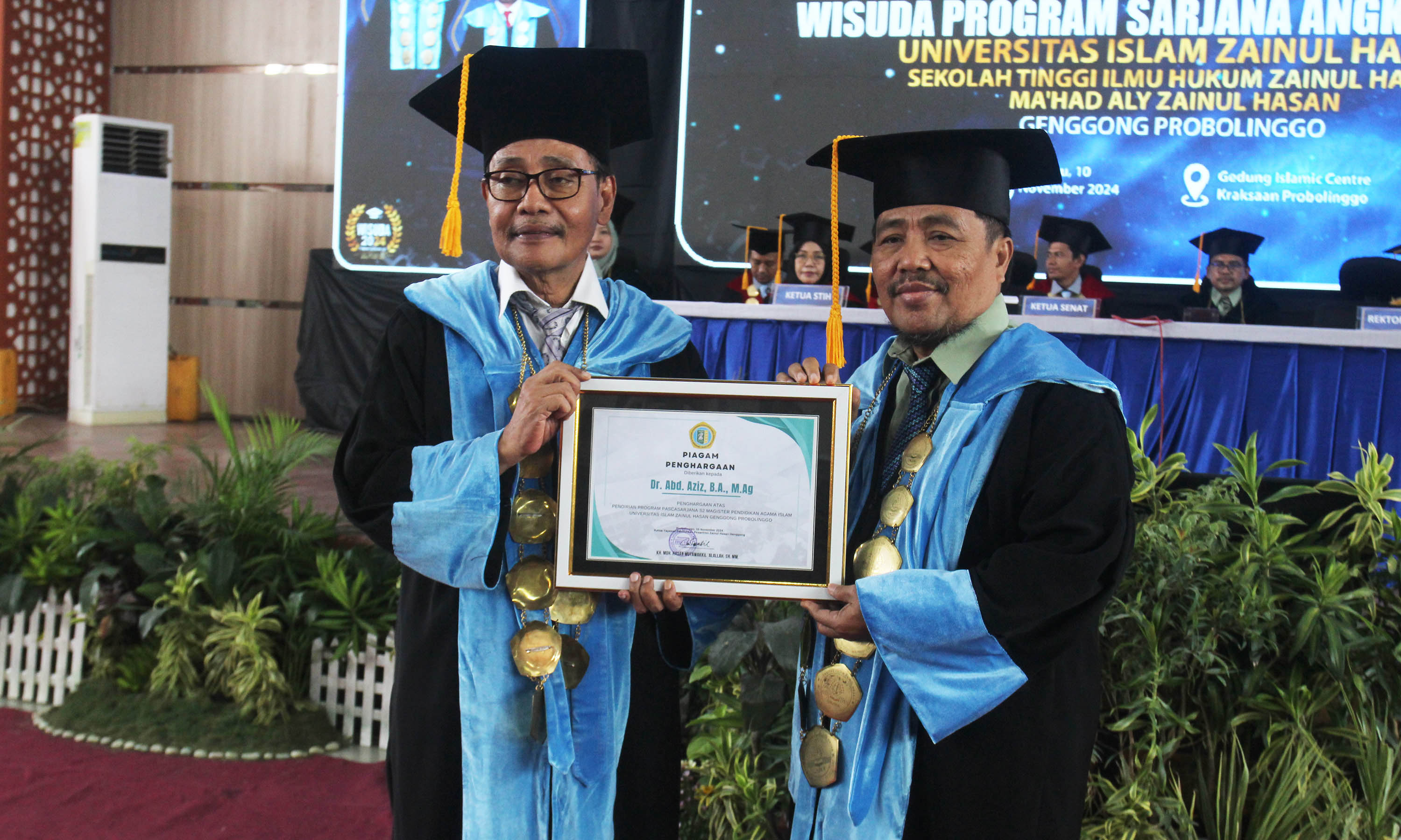 REWARD: KH. Moh. Hasan Mutawakkil Alallah, SH, MM memberikan penghargaan kepada Dr. Abd Aziz Wahab atas pendirian program pasca sarjana (S2) program magister pendidikan agama Islam.
