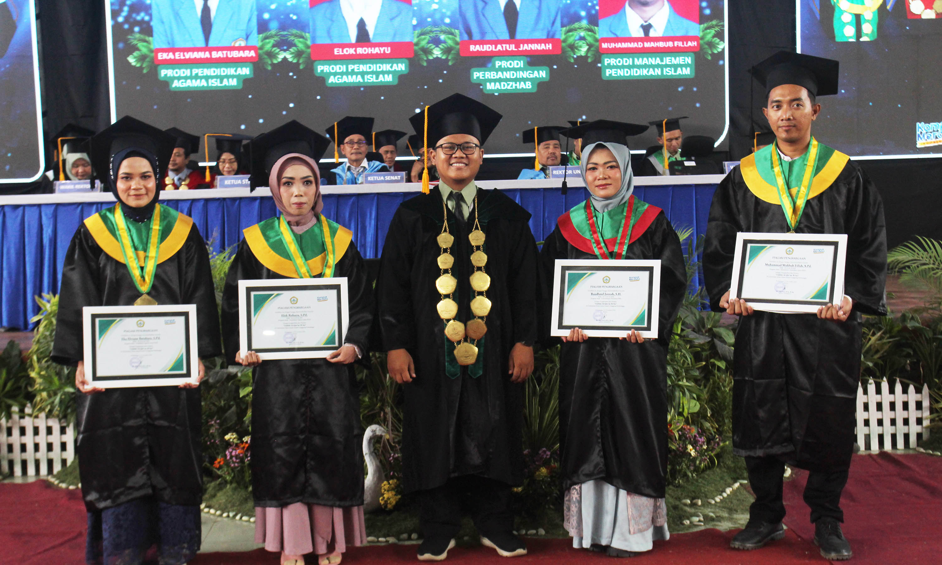 HAFIDZ: Empat mahasiswa Unzah penghafal 30 juz berfoto bersama usai mendapat penghargaan dan apresiasi.