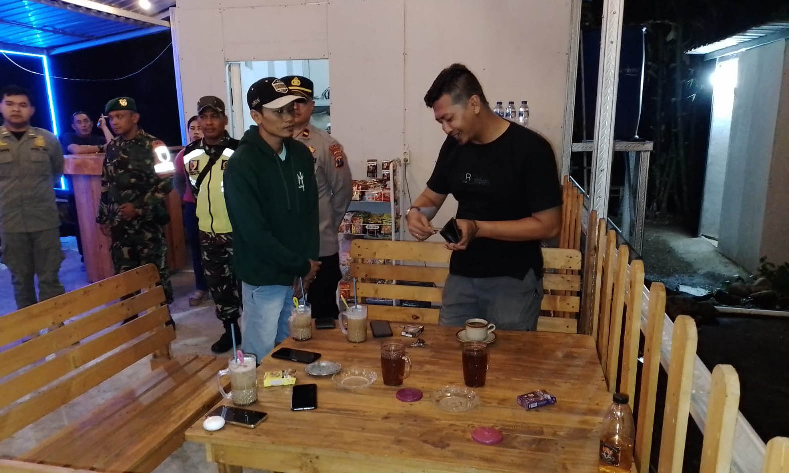 DIGELEDAH: Pemeriksaan kendaraan pengunjung cafe karaoke, saat kegiatan razia cafe karaoke di wilayah Kecamatan Purwosari.