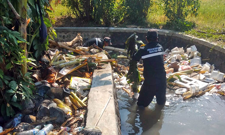 MENUMPUK: Petugas dari SDA Kota Pasuruan rutin membersihkan sampah di sejumlah drainase dan sungai. Setiap harinya, hampir 30 kubik sampah ditemukan di sungai dan drainase.