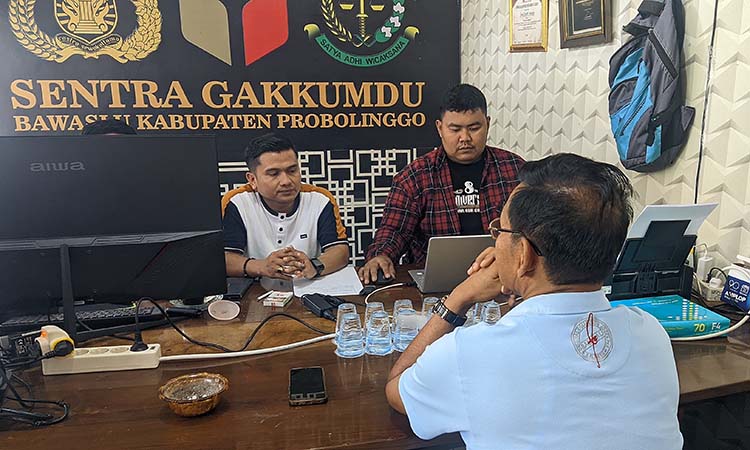 DIPANGGIL: Komisioner Bawaslu Kabupaten Probolinggo Divisi Penanganan Pelanggaran, Data, dan Informasi, Tola&rsquo;ediy (kaus putih) saat meminta keterangan pada tim pemenangan salah satu paslon