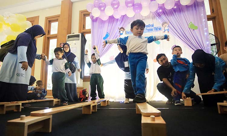 Sejumlah anak hebat saat mengikuti challenge berjalan di atas papan titian kayu. (Zainal Arifin/ Radar Bromo)
