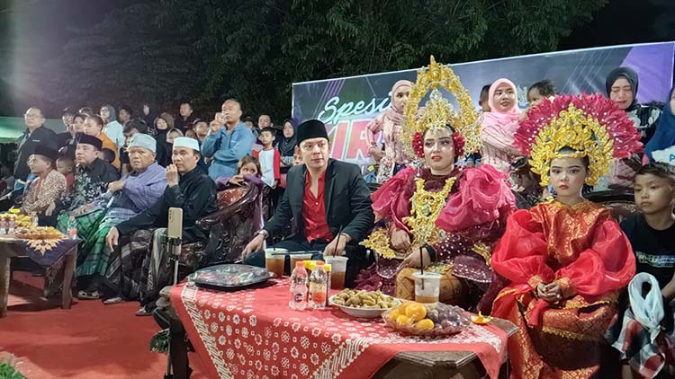 ANTUSIAS: Kepala Desa Bulu Dimas Eko Romadhoni didampingi istri beserta undangan menyaksikan Gelaran Karnaval Desa dalam rangkaian Selamatan Desa Bulu 2024.