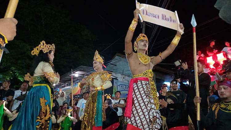 ASAL USUL: Peserta Karnaval membawakan Sendratari Asal Usul Desa Bulu, Kecamatan Kraksaan.