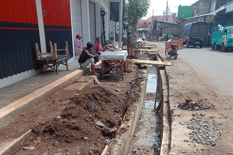 TUNGGU TUTUP: Drainase di jalan raya depan Pasar Bantaran, Kabupaten Probolinggo, terus dikebut. Proyek ini harus rampung pada 24 November 2024.