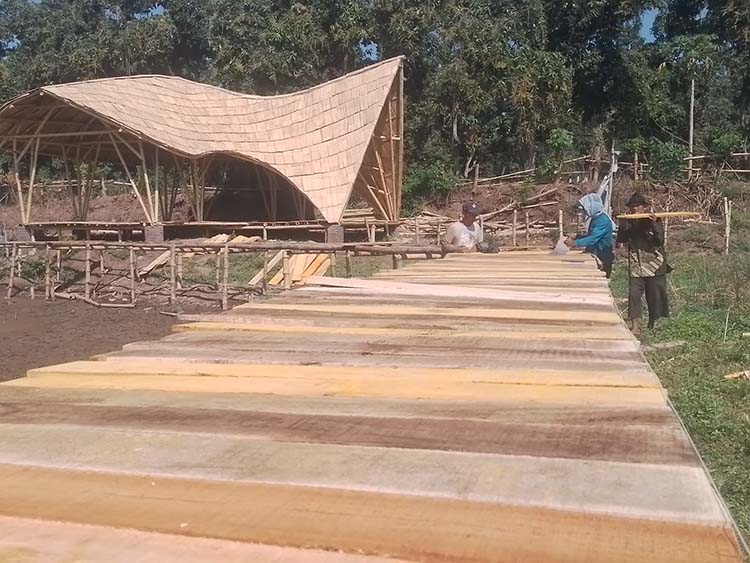 SUMBER EKONOMI: Pemerintah Desa Bulu membangun warung apung untuk mendongkrak perekonomian warga.