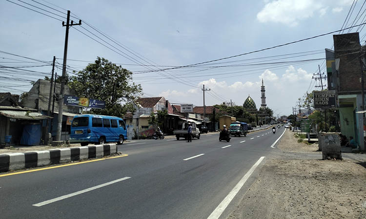 BERBAHAYA: Persimpangan empat Glagahsari, Kecamatan Sukorejo yang membutuhkan warning lamp. Hal ini untuk meminimalisir risiko kecelakaan.