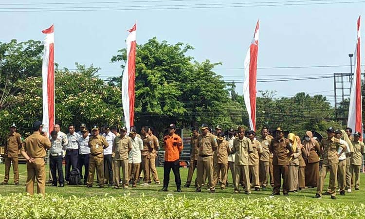 DIJEMUR: Puluhan ASN di lingkungan Pemkab Probolinggo dijemur di halaman kantor Bupati Probolinggo Selasa (12/11). Mereka disanksi karena tidak menghadiri Upacara Peringatan Hari Pahlawan.