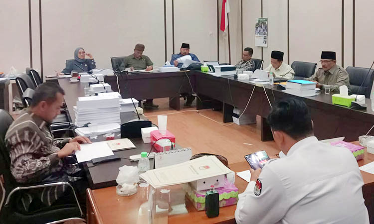 DIPERTANYAKAN: Rapat dengar pendapat antara Komisi I DPRD Kabupaten Pasuruan dengan KPU Kabupaten Pasuruan. Dalam kesempatan itu, legislatif menyentil anggaran pemasangan APK.