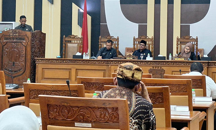 DISOROT: Juru Bicara Fraksi Golkar, Sugiarto saat menyampaikan pandangan umumnya dalam paripurna Selasa (12/11). Ia menyoroti kenaikan PAD yang hanya diproyeksikan sebesar 7 persen.
