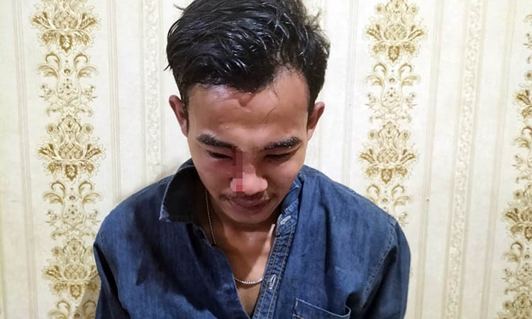 MERINGKUK: Moch. Ulin Zahfa hanya bisa tertunduk saat diringkus anggota Polsek Purwodadi atas kasus penyalahgunaan narkoba.