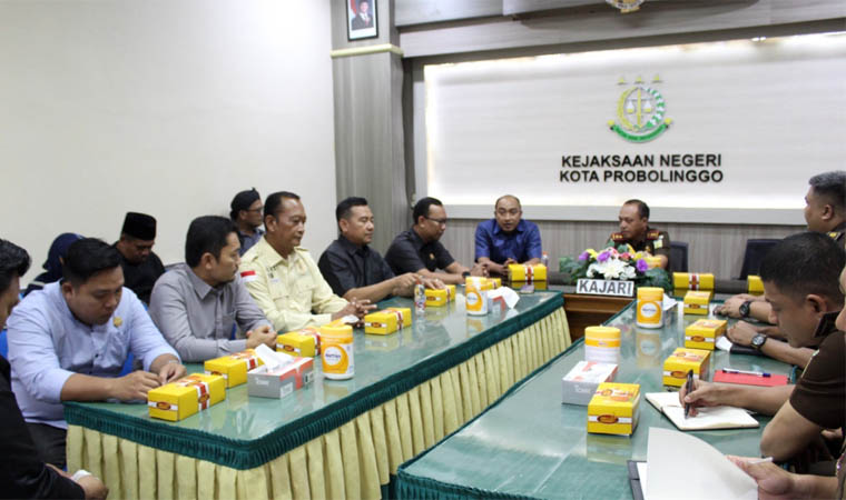 CARI DUKUNGAN: Pansus I DPRD Kota Probolinggo yang bersilaturahmi ke Kejaksaan untuk mencari solusi soal polemik ribuan pegawai tidak tetap, Selasa (12/11).