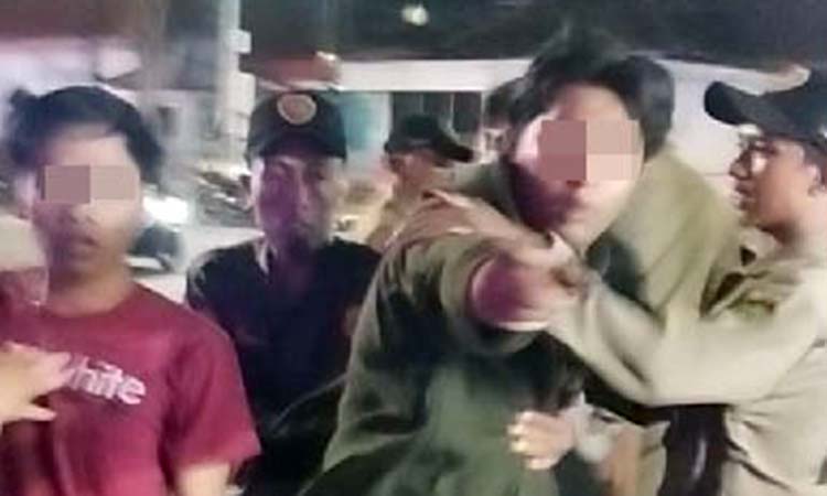 EMOSI: Pengamen yang menantang petugas di Alun-alun, Senin (11/11) malam.