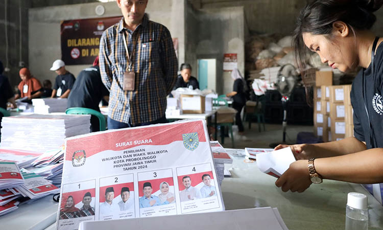 DILIPAT: Kegiatan pelipatan surat suara yang dilakukan KPU Kota Probolinggo. Pelipatan tersebut sudah tuntas. Hanya saja, ditemukan beberapa yang mengalami kerusakan.