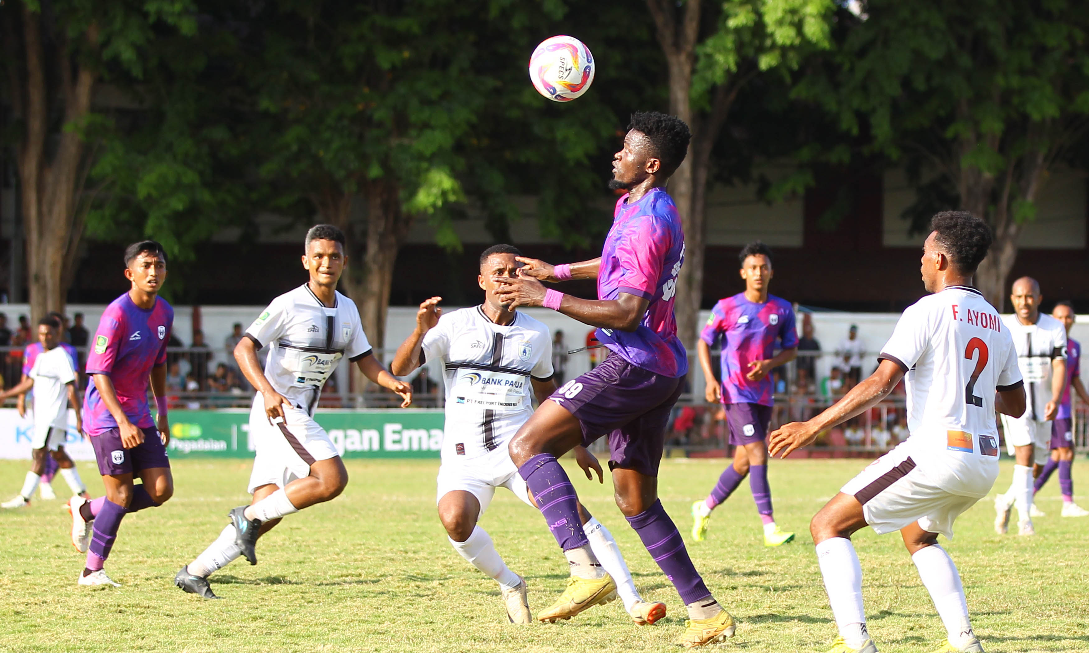 ANDALAN: Ismaeel Dunga dikawal pemain Persipura saat laga perdana Liga 2 lalu. Sore nanti, Rans Nusantara akan kembali menghadapi Persipura di Stadion Mandala Jayapura.