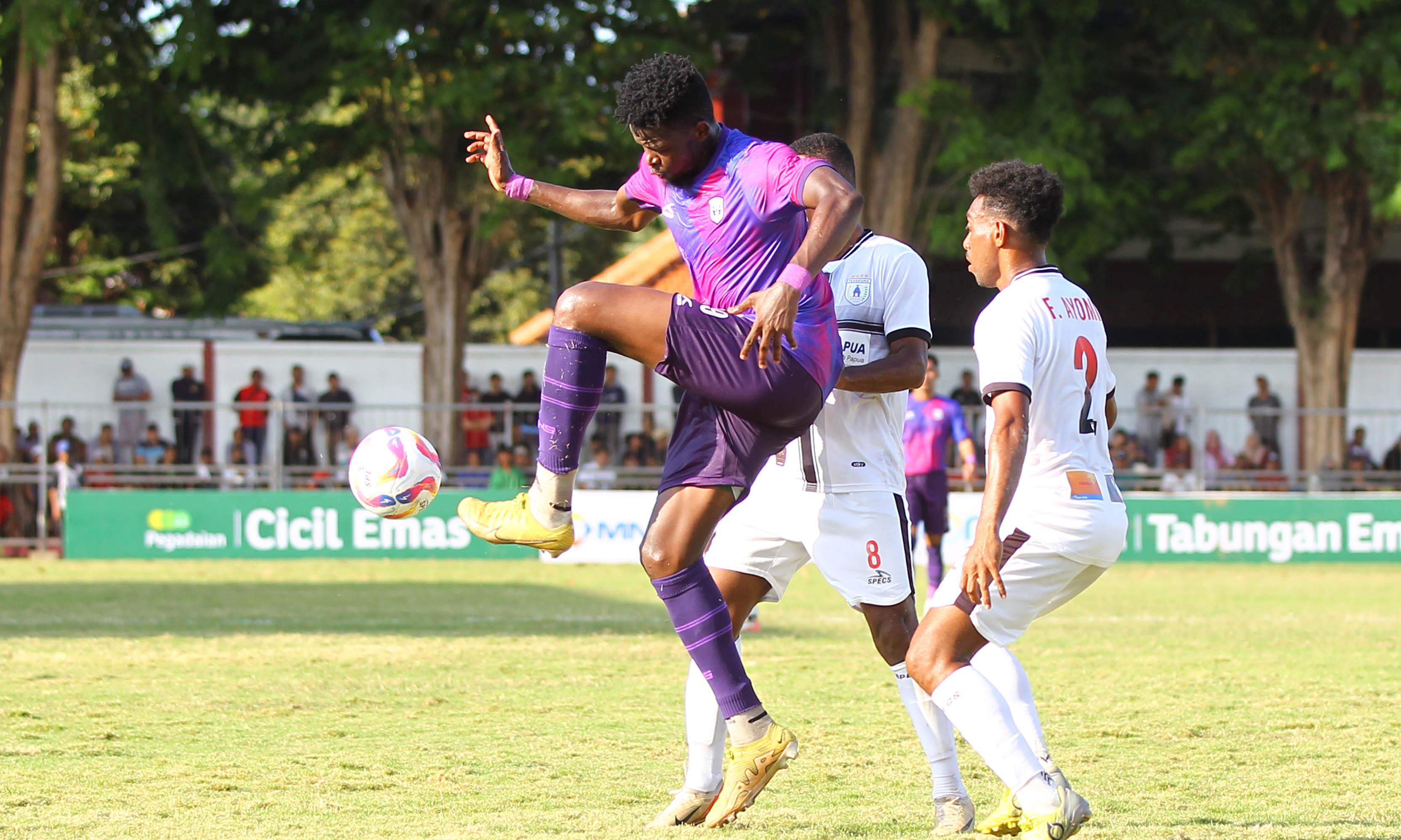 Pemain Rans Nusantara FC menjajal Stadion Mandala Jayapura. Di stadion inilah laga akan digelar, Kamis (14/11) sore.