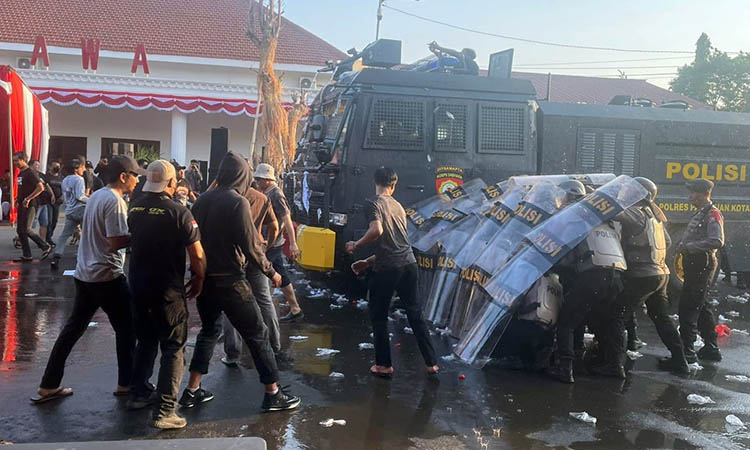 SISPAM: Kegiatan simulasi pengamanan Pilkada. Simulasi ini diperlukan, untuk kesiapan anggota ketika ada aksi tak diharapkan.