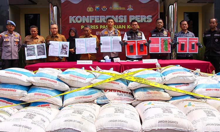 UNTUK PETANI: Puluhan karung pupuk subsidi jenis ura an NPK Phonska yang disita dari MHS. (Mokhamad Zubaidillah/ Radar Bromo)