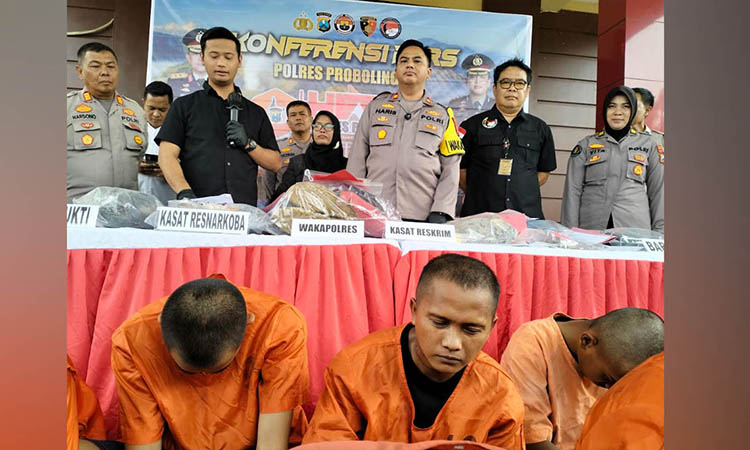 MENUNGGU PROSES HUKUM: YE, warga Dusun Jati Gunung, Desa Klenang Kidul, Kecamatan Banyuanyar setelah melakukan KDRT pada istrinya sampai meninggal.